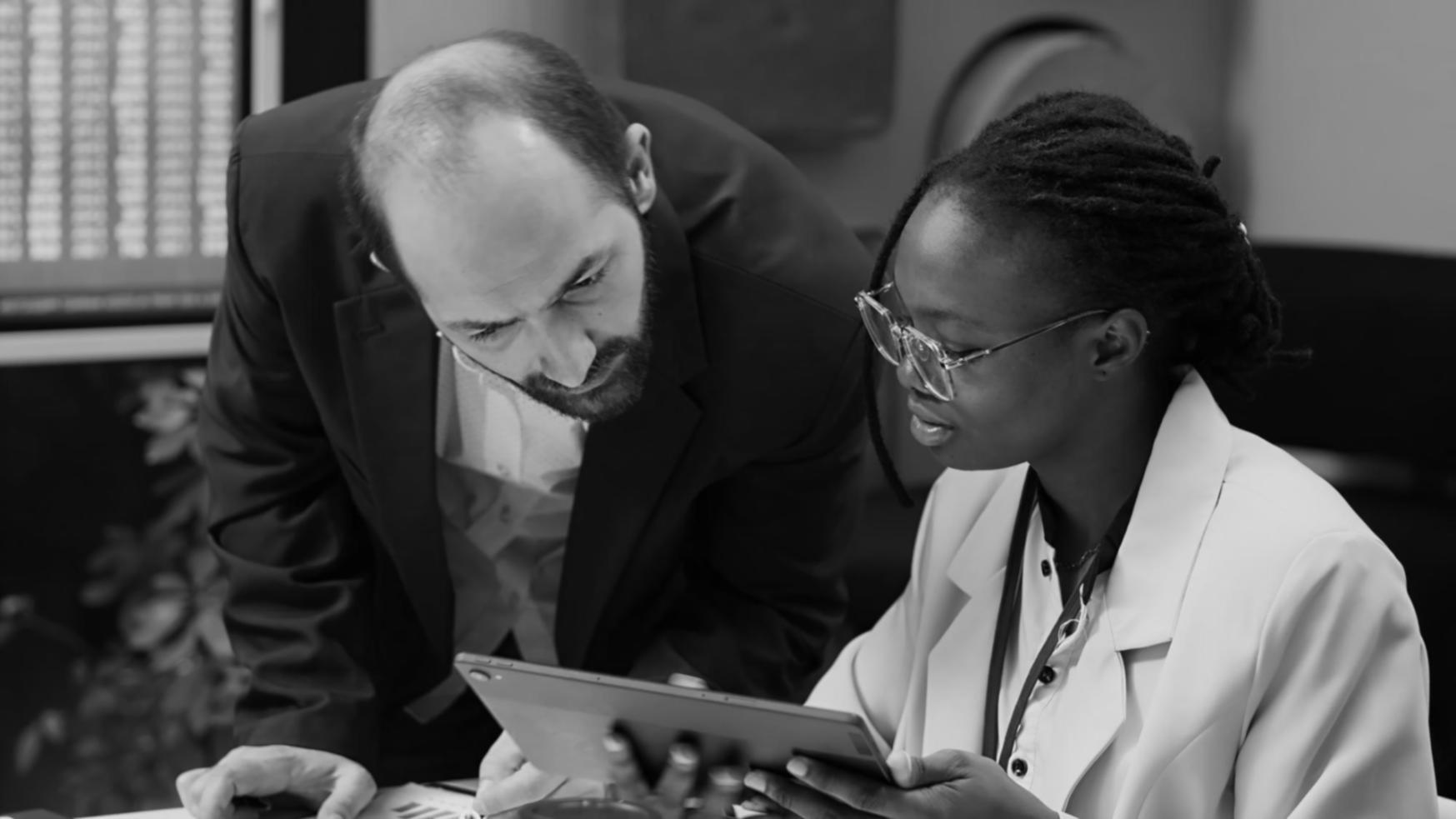 Persona che riflette seduta in uno spazio luminoso