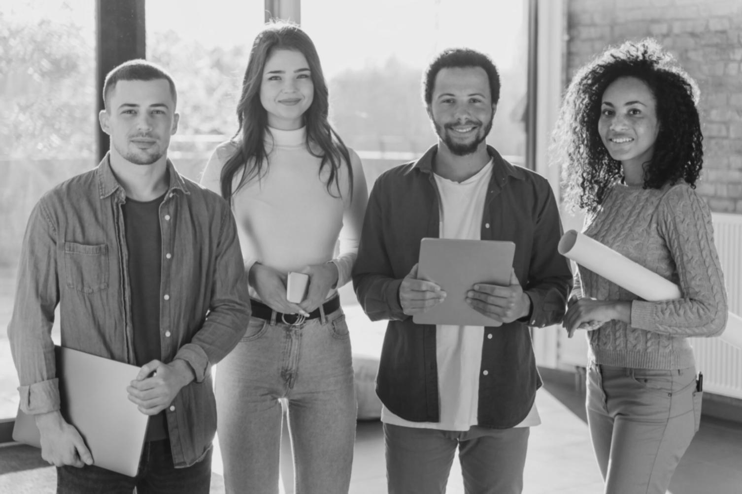 Spazio di lavoro collaborativo con luce naturale