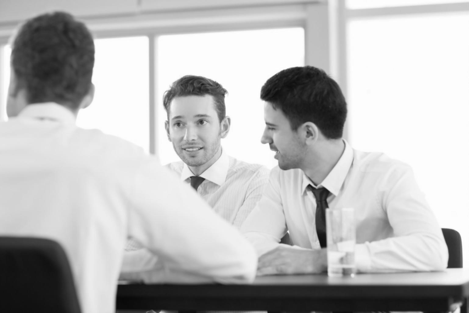 Tavolo di lavoro con materiali e appunti sparsi